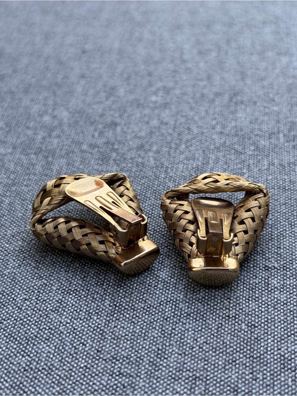VTG 70s 80s Gold Tone Basket Weave Clip On Earrings Sculptural Statement Jewelry - Picture 4 of 4